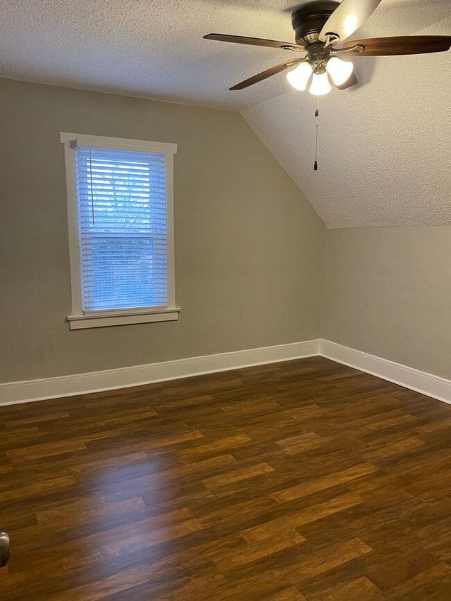 Building Photo - Large Home in Lindenwood Park