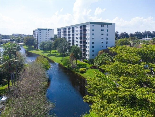 Building Photo - 2240 N Cypress Bend Dr