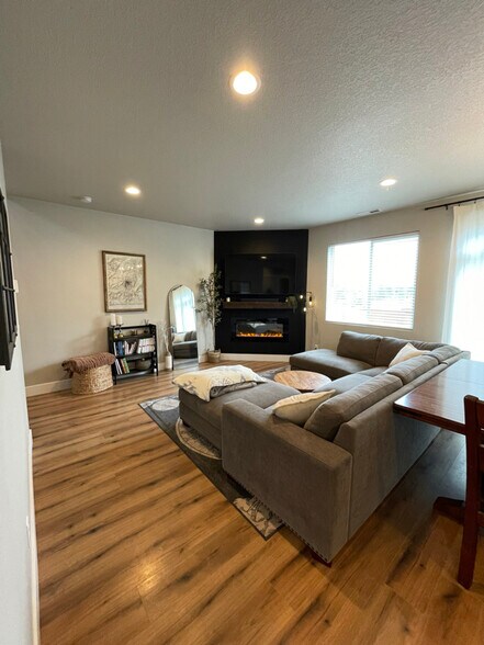 Building Photo - 835 NE Buckthorn Dr