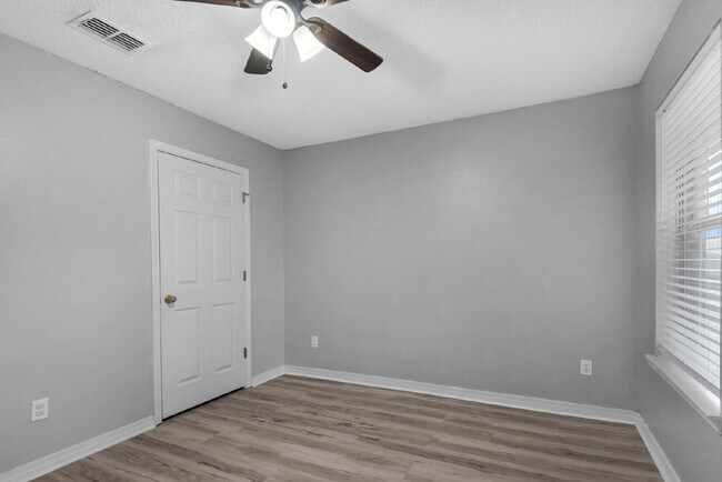 Building Photo - 9761 Leeward Way