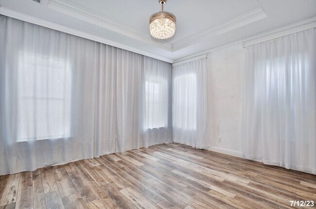 Building Photo - Gorgeous 3/2 Spacious Home with a Fenced Backyard and a Detached 2 Car Garage in the Desirable La...