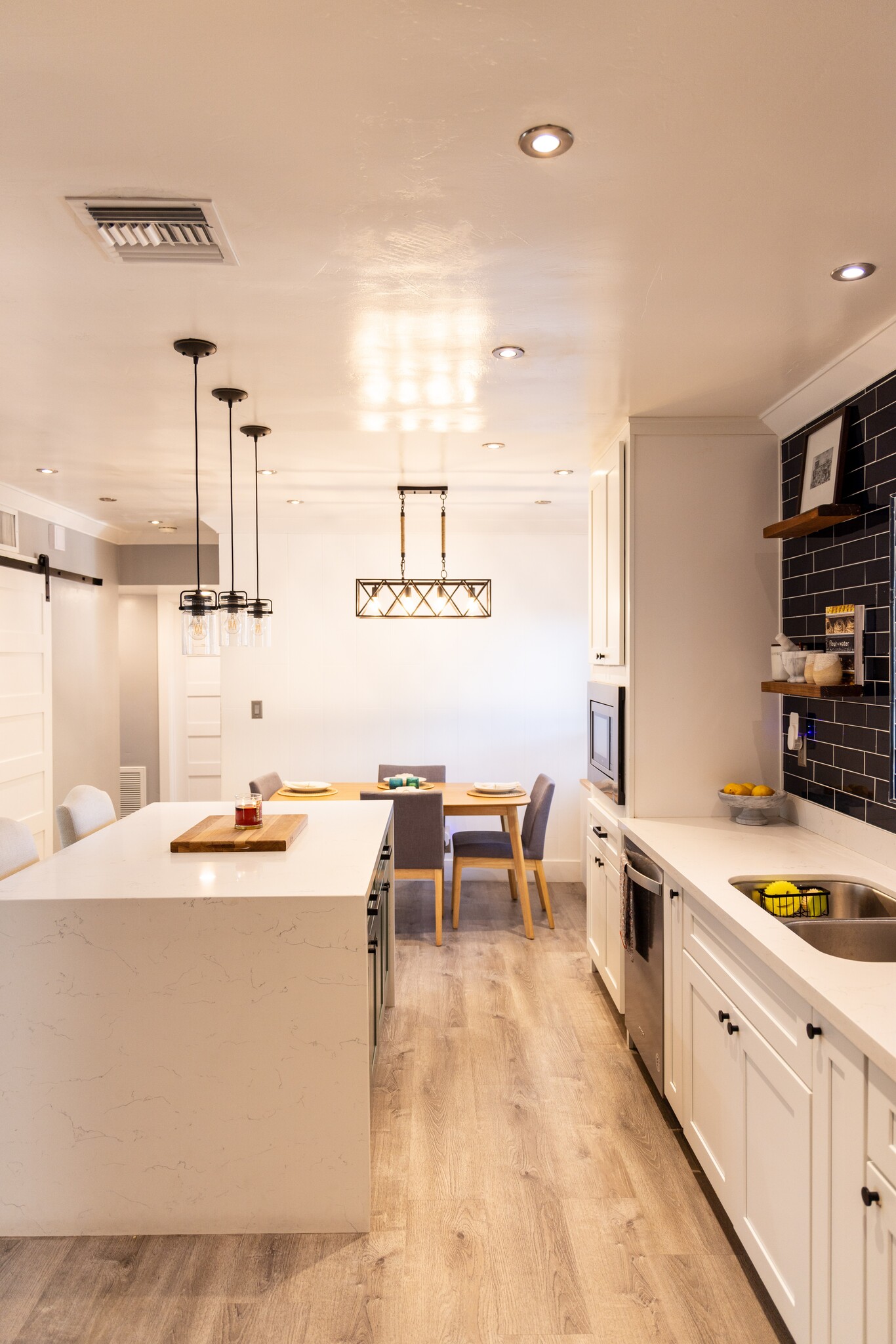 Kitchen / Dining - 1359 E Whitton Ave