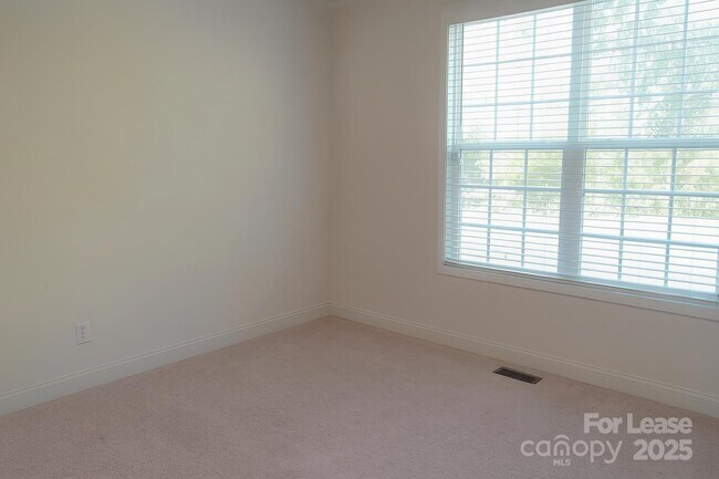 Building Photo - 1058 Thoroughbred Dr.