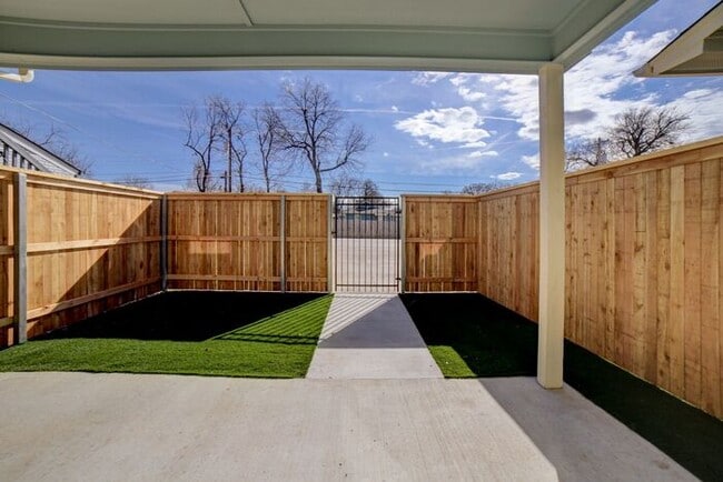 Building Photo - New Luxury 4/2.5 Townhome Close to Downtow...