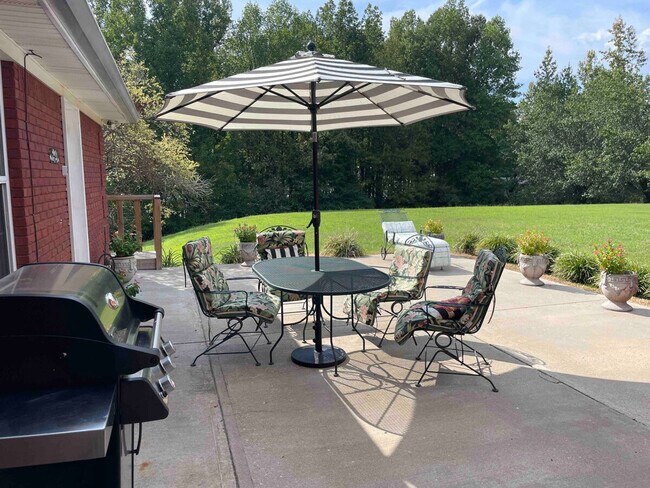 Building Photo - 176 Schools Dr