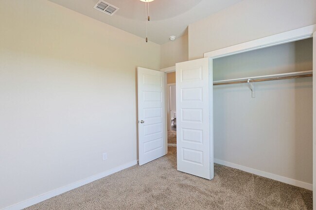 Building Photo - Large Modern Four Bedroom Duplex