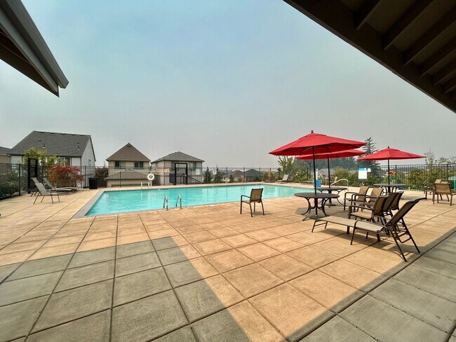 Building Photo - Stunning 2 Bed, 2.5 Bath Craftsman Townhome with Community Amenities!
