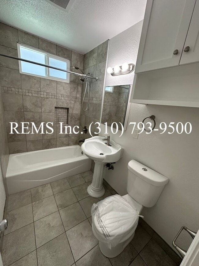 Building Photo - 4750-4752 W 164th Street