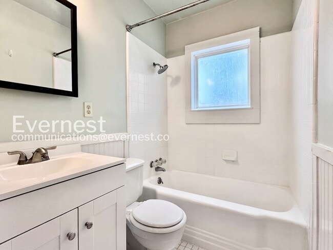 Building Photo - Charming 2-Bed/2 bath Bungalow with Modern Amenities and Ideal Location / Pet-Friendly / Availabl...