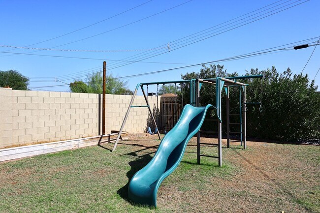 Building Photo - Fully Furnished Remodeled 4 Bedroom / 4 Bathroom Home with spacious back yard & pool in Central P...