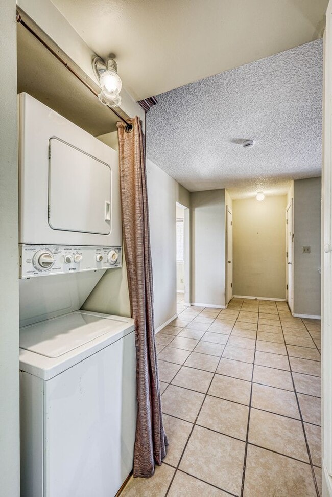 Building Photo - 4555 Sun Valley Dr