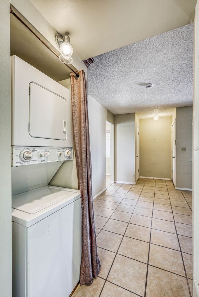 Building Photo - Beautiful 2 bed - 1 baths apartment  part of a TRIPLEX