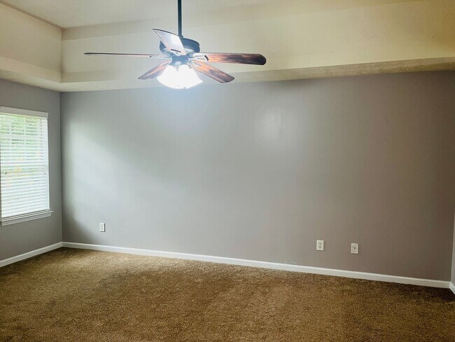 Building Photo - Beautiful 4 bedroom, 2.5 bathroom home in ...