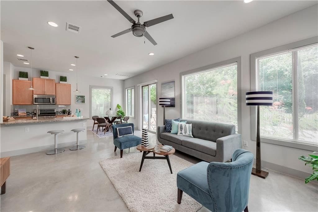 Building Photo - 900 Banister Ln