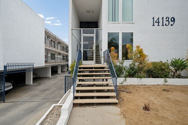 Building Photo - 2 bed 1 Bath Available Now