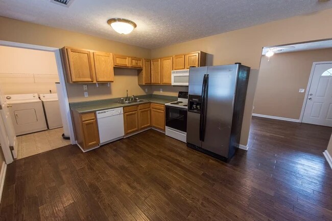 Building Photo - 1900 Lee Rd 61