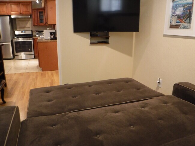 Building Photo - 1053 Park Ave