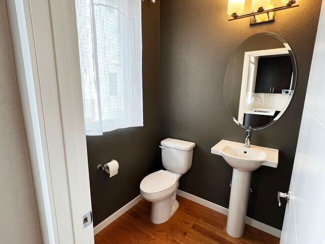 Building Photo - Luxury Slot-Style Town Home in the Heart of RiNo