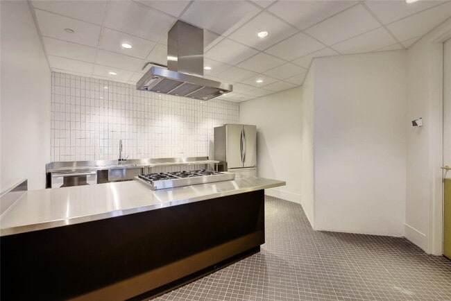 Building Photo - 501 West Ave