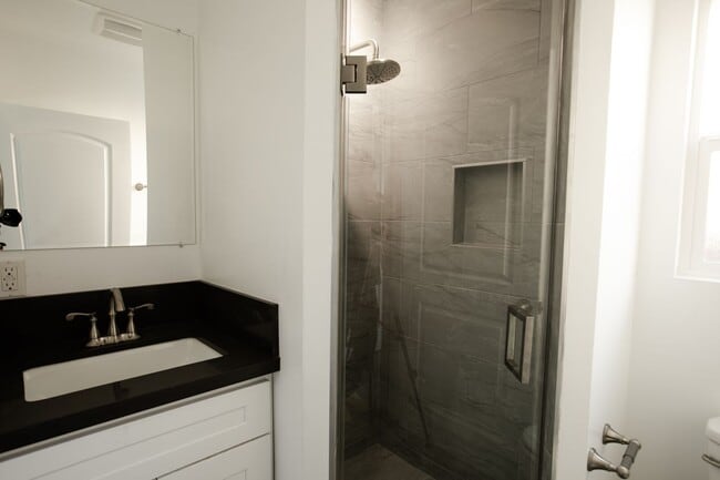 Building Photo - Private 2BR / 1BA Bungalow Unit in Hyde Park Section 8 Welcome!