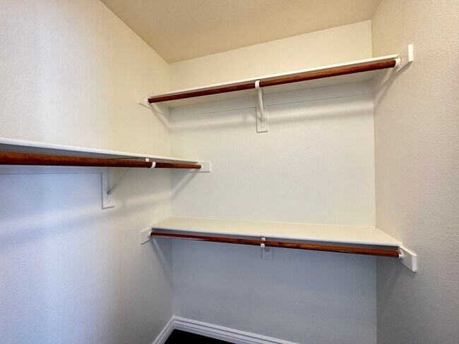 Building Photo - Decatur & Blue Diamond