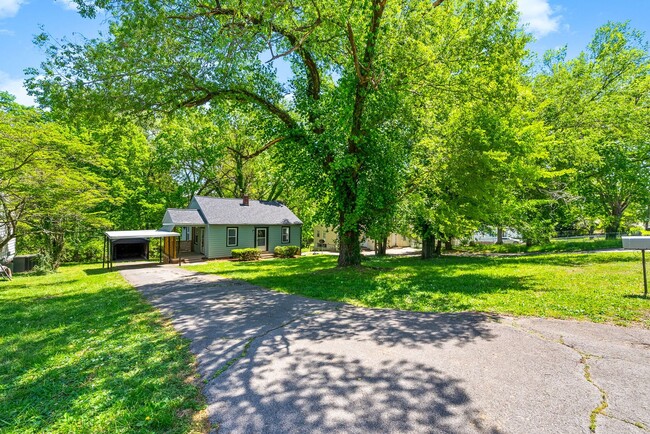 Building Photo - 2 Bedroom Home For Rent Near Madison Street!