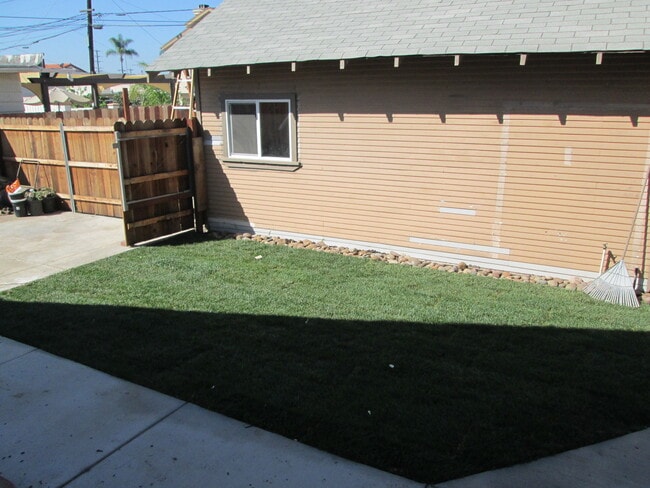 Building Photo - Large 4 Bedroom Craftsman Style Home in No...