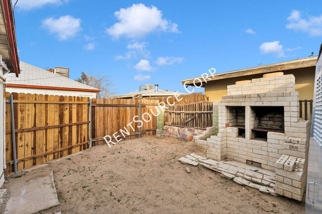 Building Photo - 1040-1042 Flora St