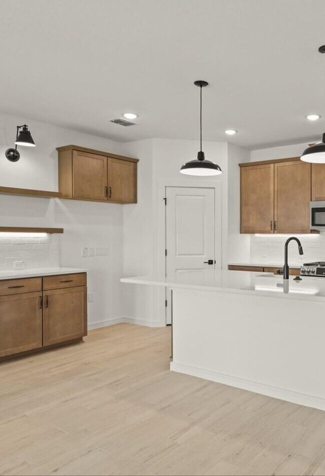 Building Photo - Newly constructed 3BR House beside Angel L...
