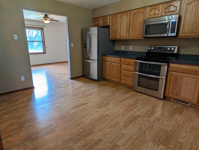 Building Photo - 204 Hickory Dr