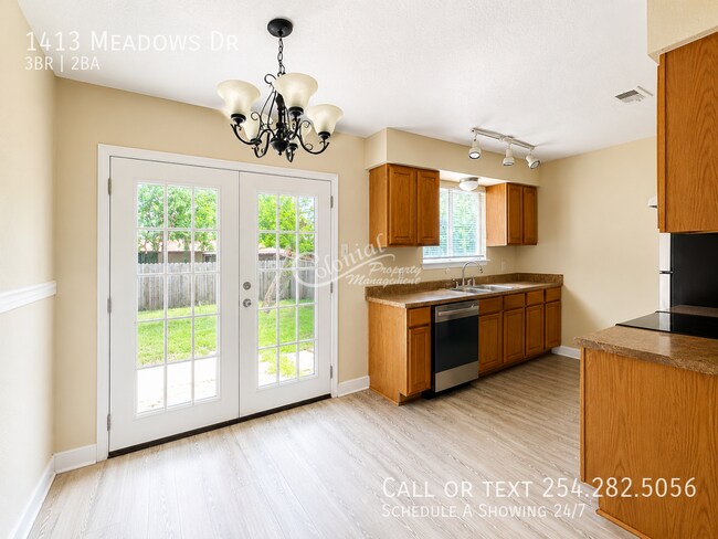 Building Photo - 1413 Meadows Dr