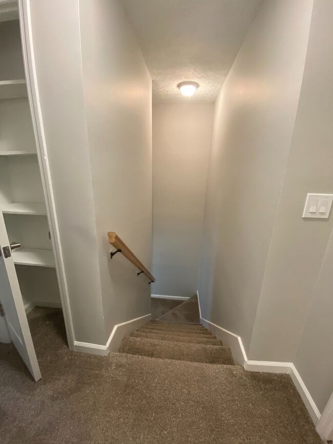 Building Photo - Spacious 4BR Townhome with Finished Basement & Community Amenities