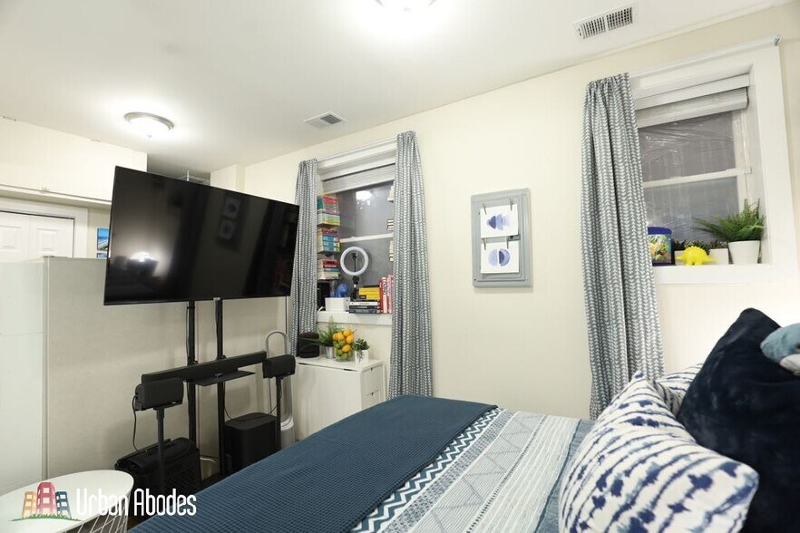 Building Photo - 644 W Roscoe St