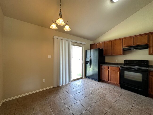 Building Photo - Gorgeous 3 bedroom 2 bath Brick Home with ...