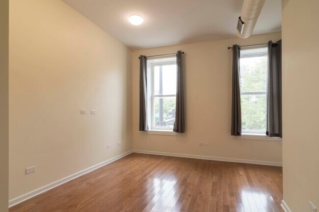 Building Photo - 1761 W Augusta Blvd