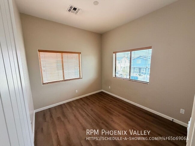 Building Photo - 897 E Roma Ave