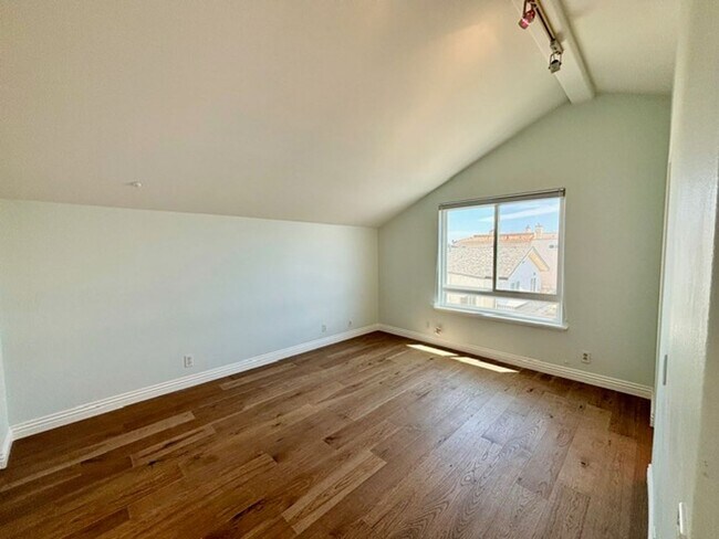 Building Photo - Hollywood Beach | Oxnard | 3 Bed + 3.5 Bat...