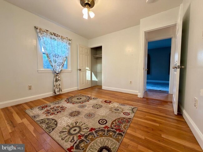 Building Photo - 905 W Poplar Rd