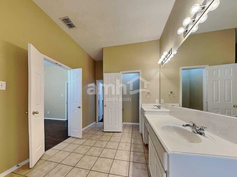 Building Photo - 9613 Glenshee Dr