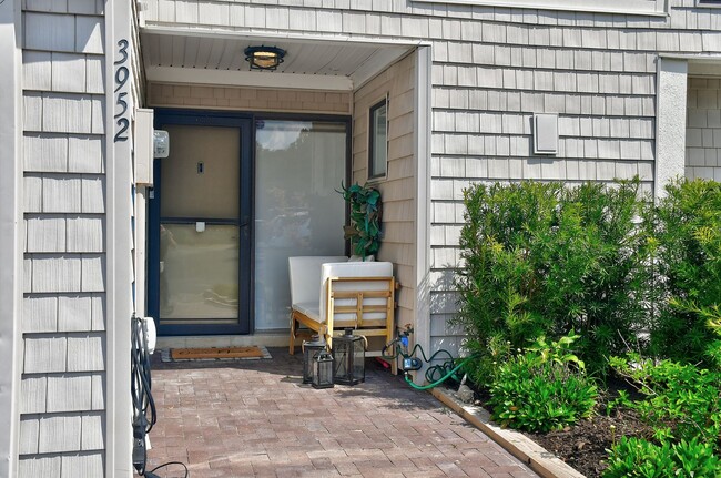 Building Photo - Beautiful Bayfront Townhouse !