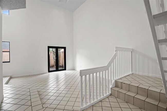 Building Photo - 1013 SW 112th Ter