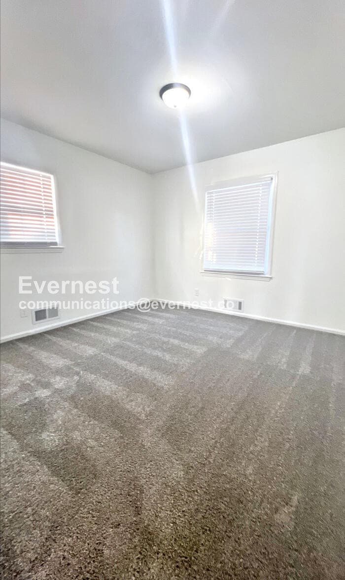 Building Photo - 10827 Beacon Ave