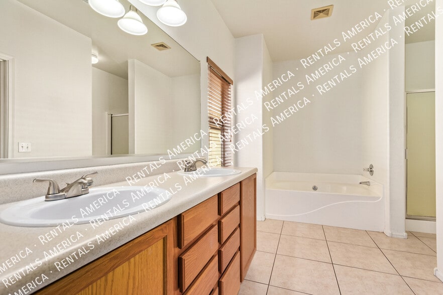 Building Photo - 664 W Silver Reef Ct