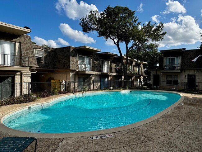 Building Photo - 170 De Chantle Rd