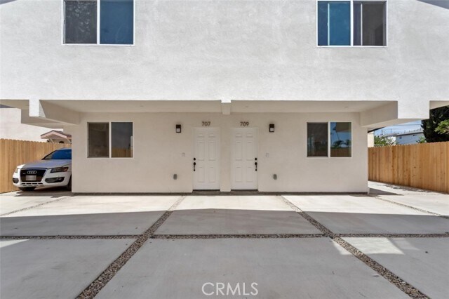 Building Photo - 707 W 80th St