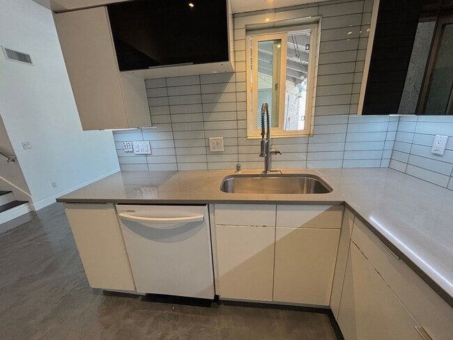 Building Photo - Clean 2 bedroom condo located near downtown Fullerton