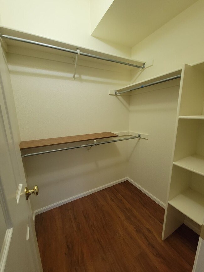 Building Photo - Fabulous Remodeled 2 bedroom , 2 bath Remo...