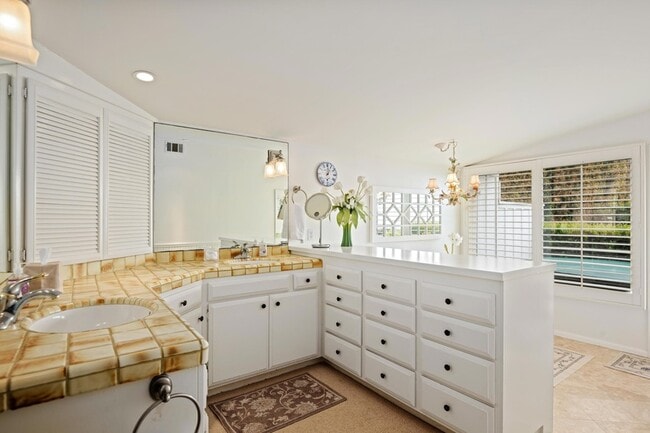 Building Photo - 1539 Shoreline Dr