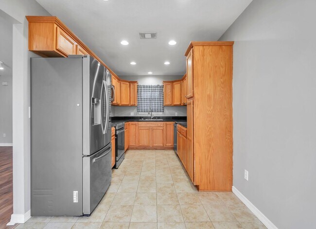 Building Photo - Charming East Navarre Home