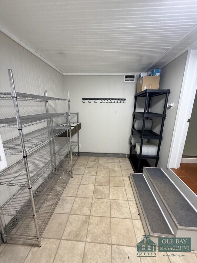 Building Photo - Charming Midtown Cottage  All approved applications are subject to an 18-month lease term. $75 pe...